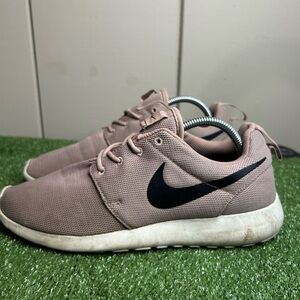 Size 11W / 9.5M- women's Nike Roshe One 'Particle Pink' sneakers